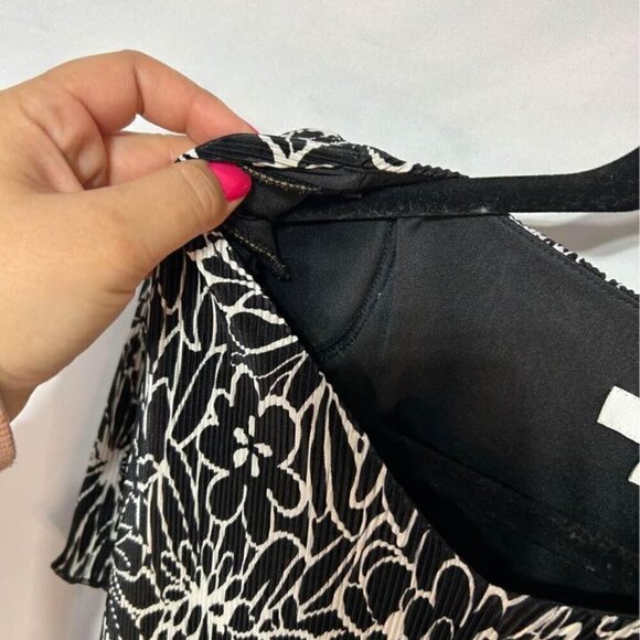 Woman’s tiered, lined dress. Black and white. Crinkle material. Size 8. New cond - Picture 8 of 11